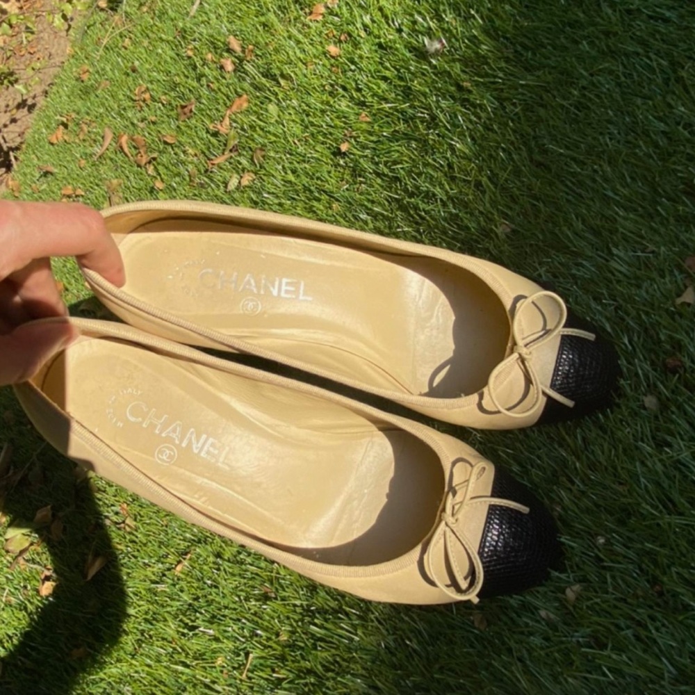 Chanel shoes patent leather classic beige and black with a lil heel 😍